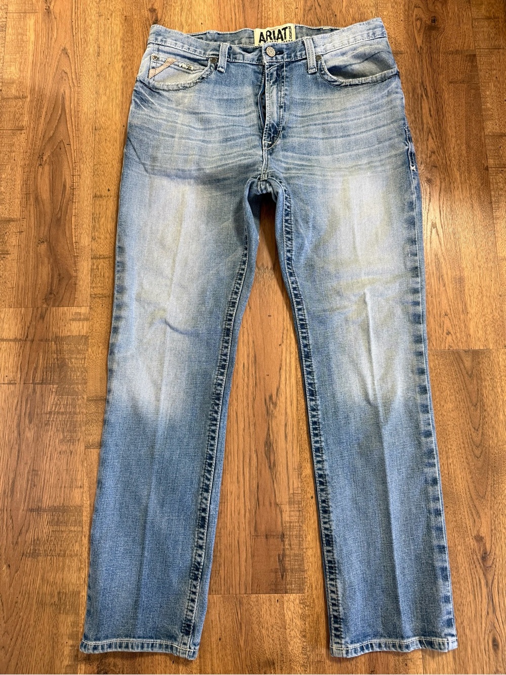 ARIAT Men’s Relaxed Bootcut Light Wash Denim Jeans Low Rise 5-Pocket Logo